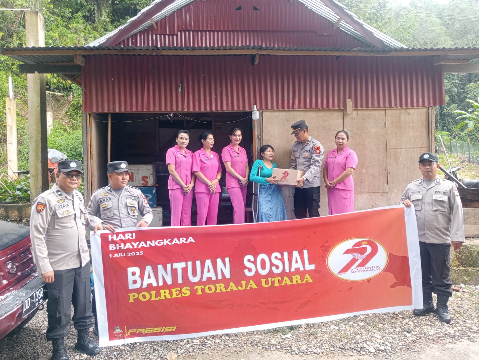 Sambut HUT ke 79, Polres Toraja Utara Bagikan Ratusan Paket Sembako Bagi Warga Miskin