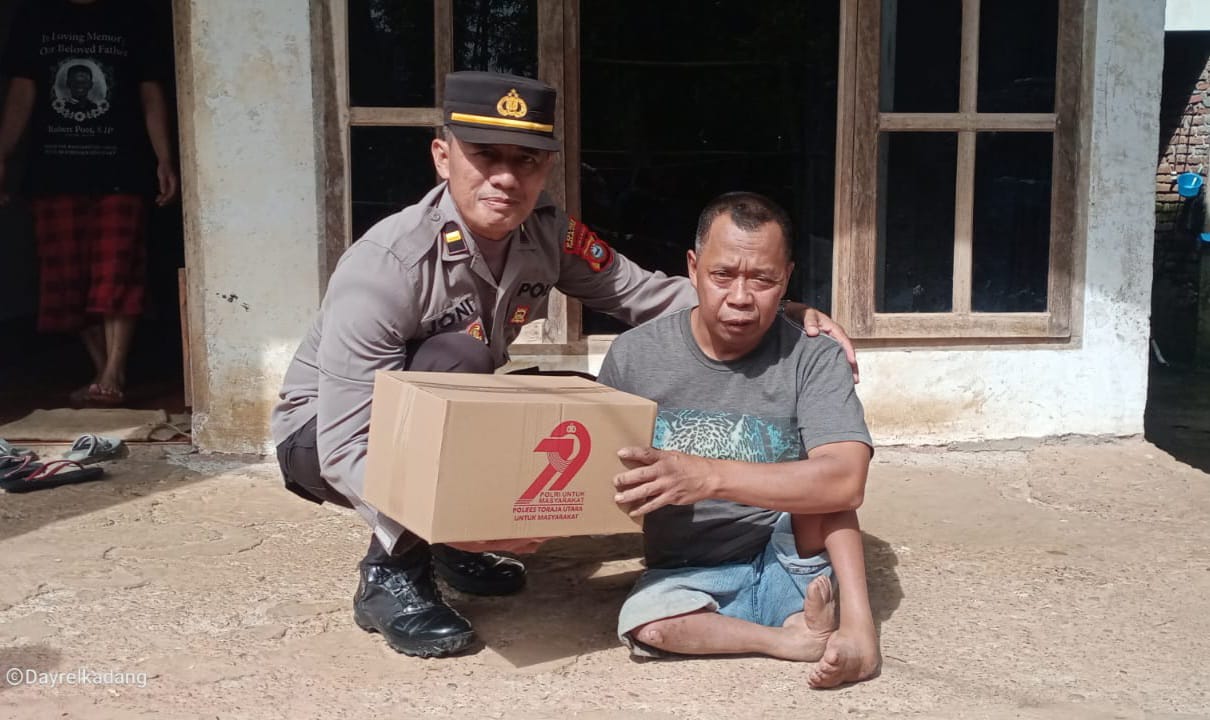 Sambut HUT ke 79, Polres Toraja Utara Bagikan Ratusan Paket Sembako Bagi Warga Miskin 2 Sambut HUT ke 79, Polres Toraja Utara Bagikan Ratusan Paket Sembako Bagi Warga Miskin