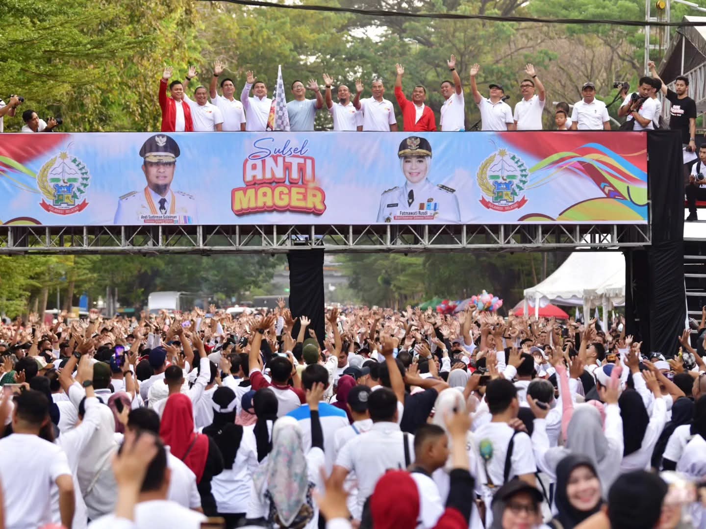 Semarak Sulsel Anti Mager, Ribuan Warga Ikut Jalan Sehat 10.000 Langkah 3 Semarak Sulsel Anti Mager, Ribuan Warga Ikut Jalan Sehat 10.000 Langkah