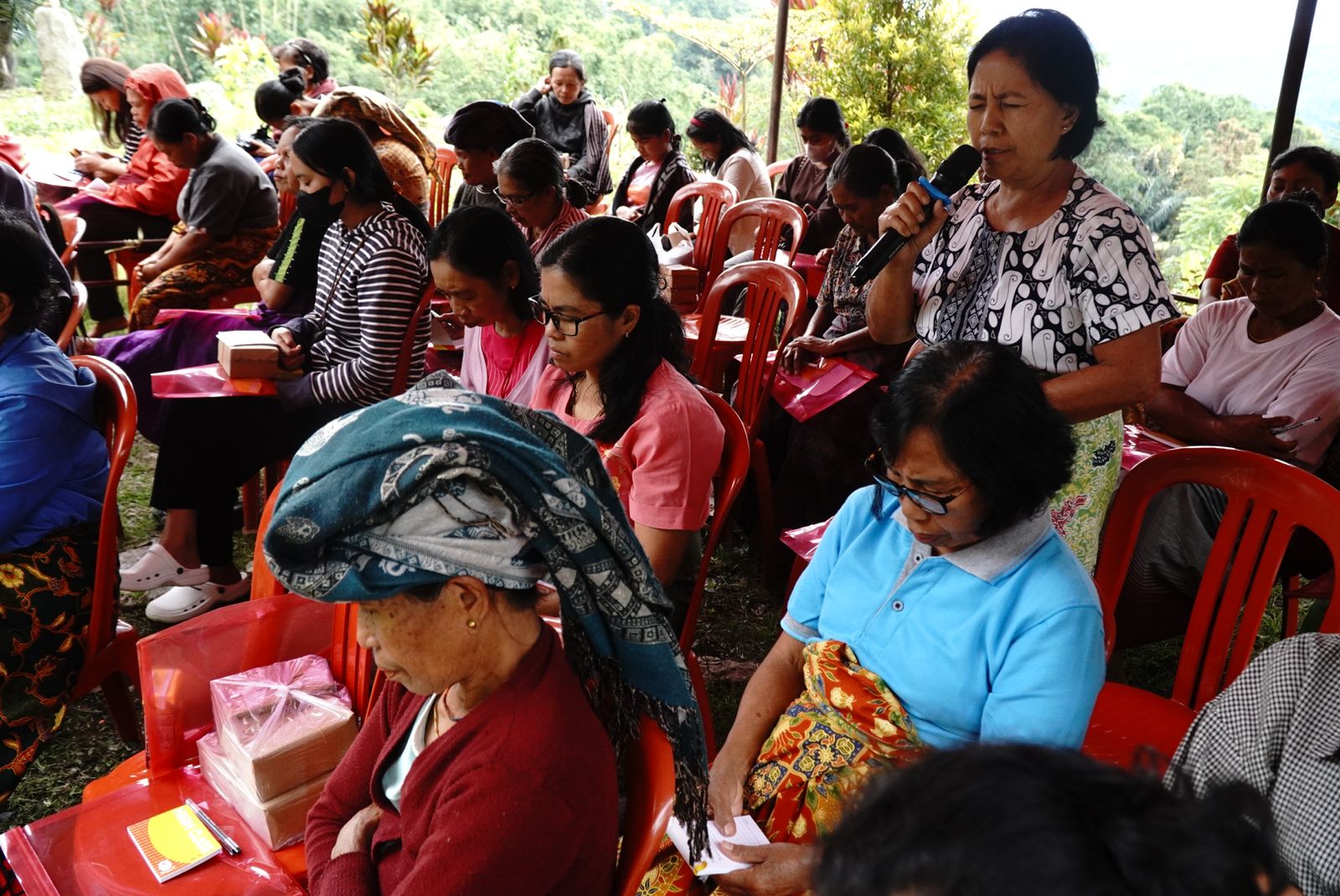 Yuniana Mulyana Tinjau Penyaluran Bantuan Benih Cabe di Lembang Sillanan Gandasil