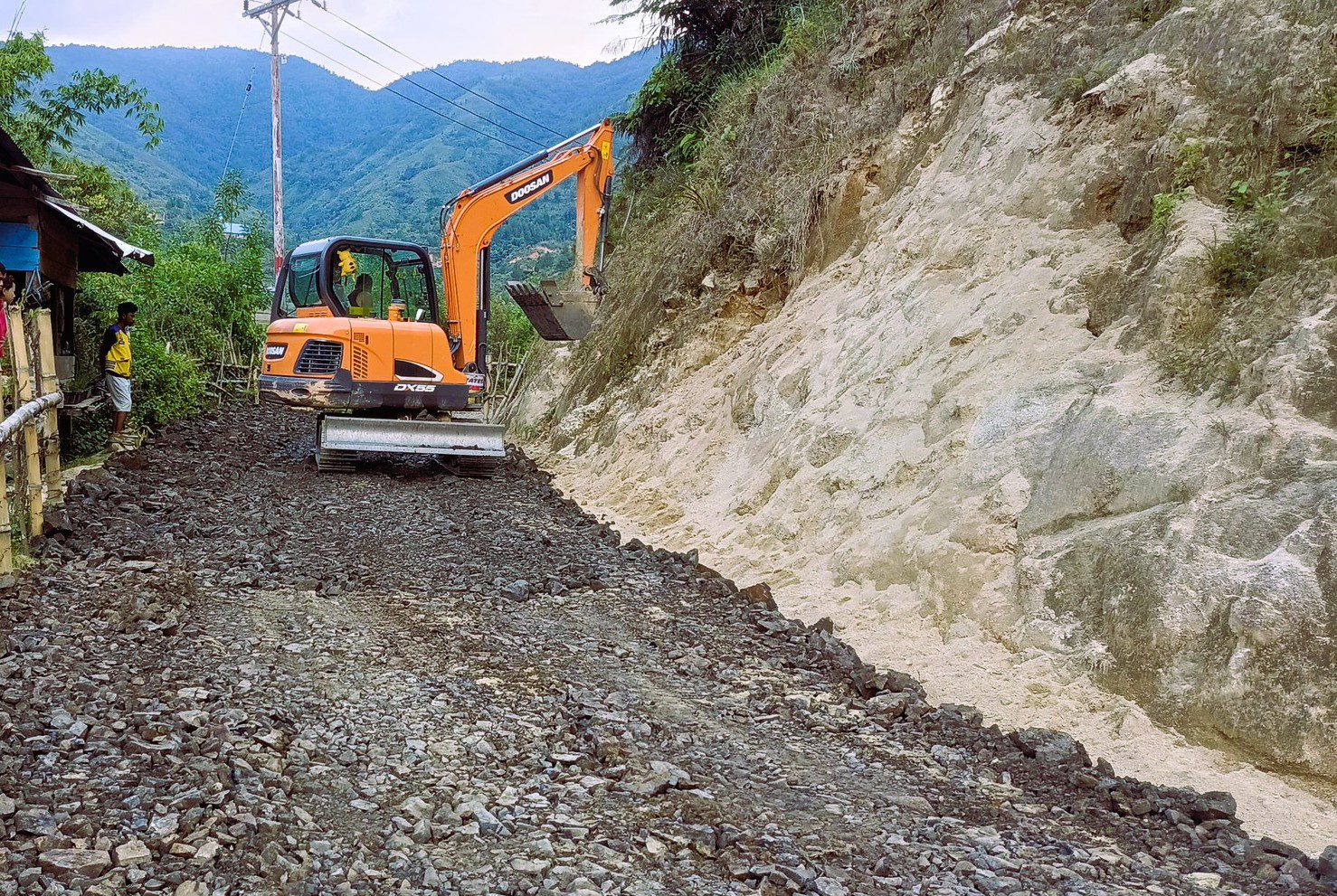 Peningkatan Jalan Poros Tabang–Pana Dimulai, Segmen Saloan Jadi Prioritas