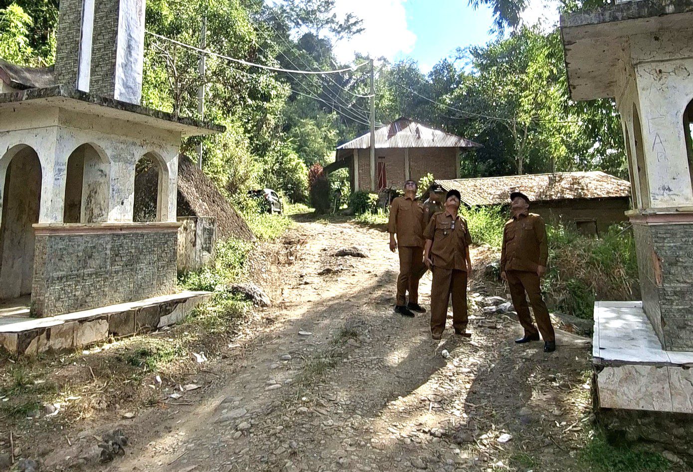 Tinjau Jalan Perbatasan Messawa–Sepang, Bupati Mamasa Instruksikan Perbaikan