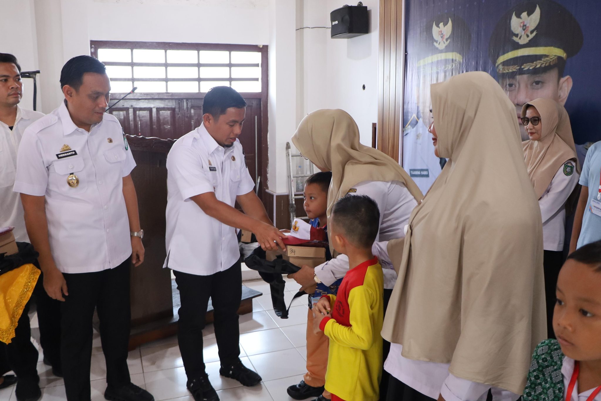 Wali Kota Parepare Tasming Hamid Realisasi Visi Misi: Serahkan Ribuan Seragam Sekolah Gratis untuk SD dan SMP Negeri