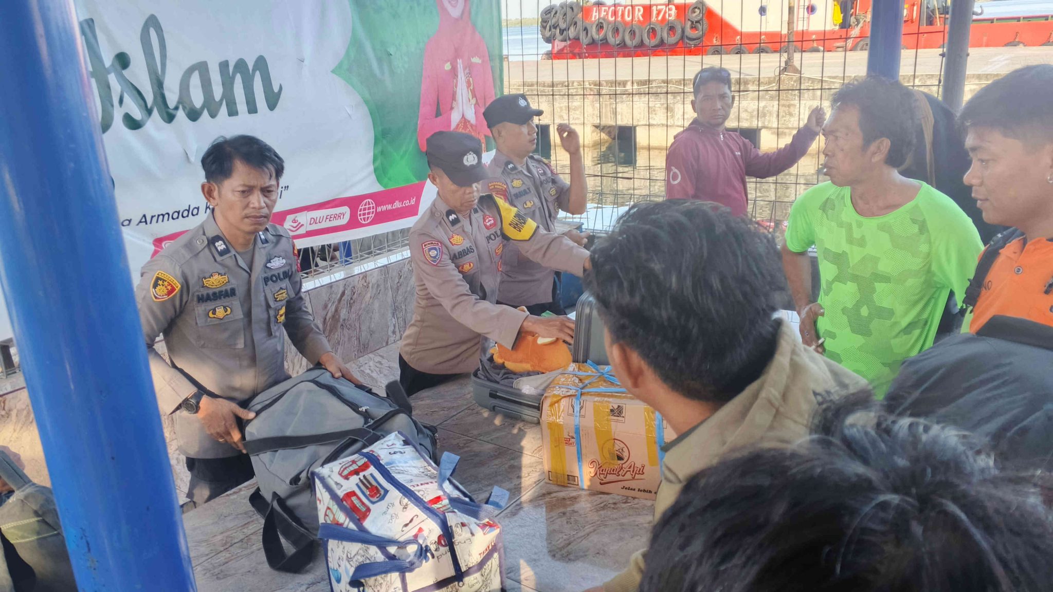 ‎Polsek Kawasan Pelabuhan Nusantara Lakukan Pemeriksaan Rutin terhadap Penumpang di Pelabuhan Kota Parepare