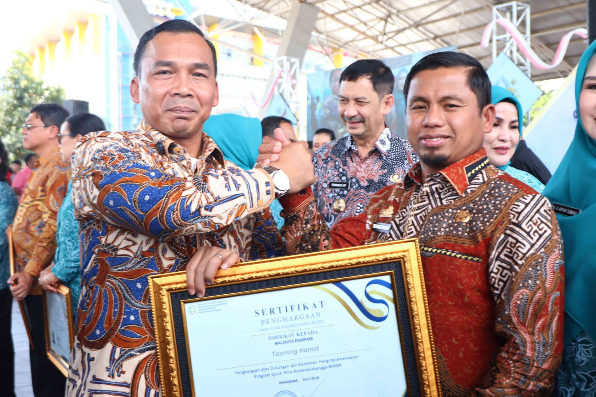 Tasming Hamid Terima Penghargaan BKKBN di Harganas ke-32 di Makassar