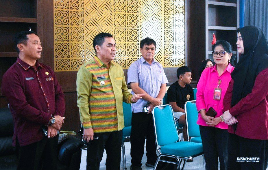 Dekatkan Layanan Imigrasi ke Warga, Bupati Zadrak Tinjau Pengurusan Paspor di Tana Toraja