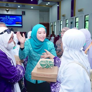Ketua TP PKK Enrekang Sambut Haru Kepulangan Jemaah Haji