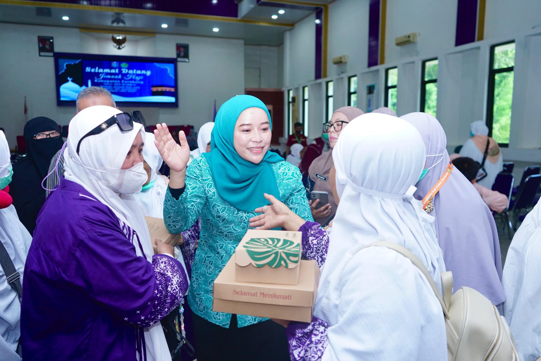 Ketua TP PKK Enrekang Sambut Haru Kepulangan Jemaah Haji