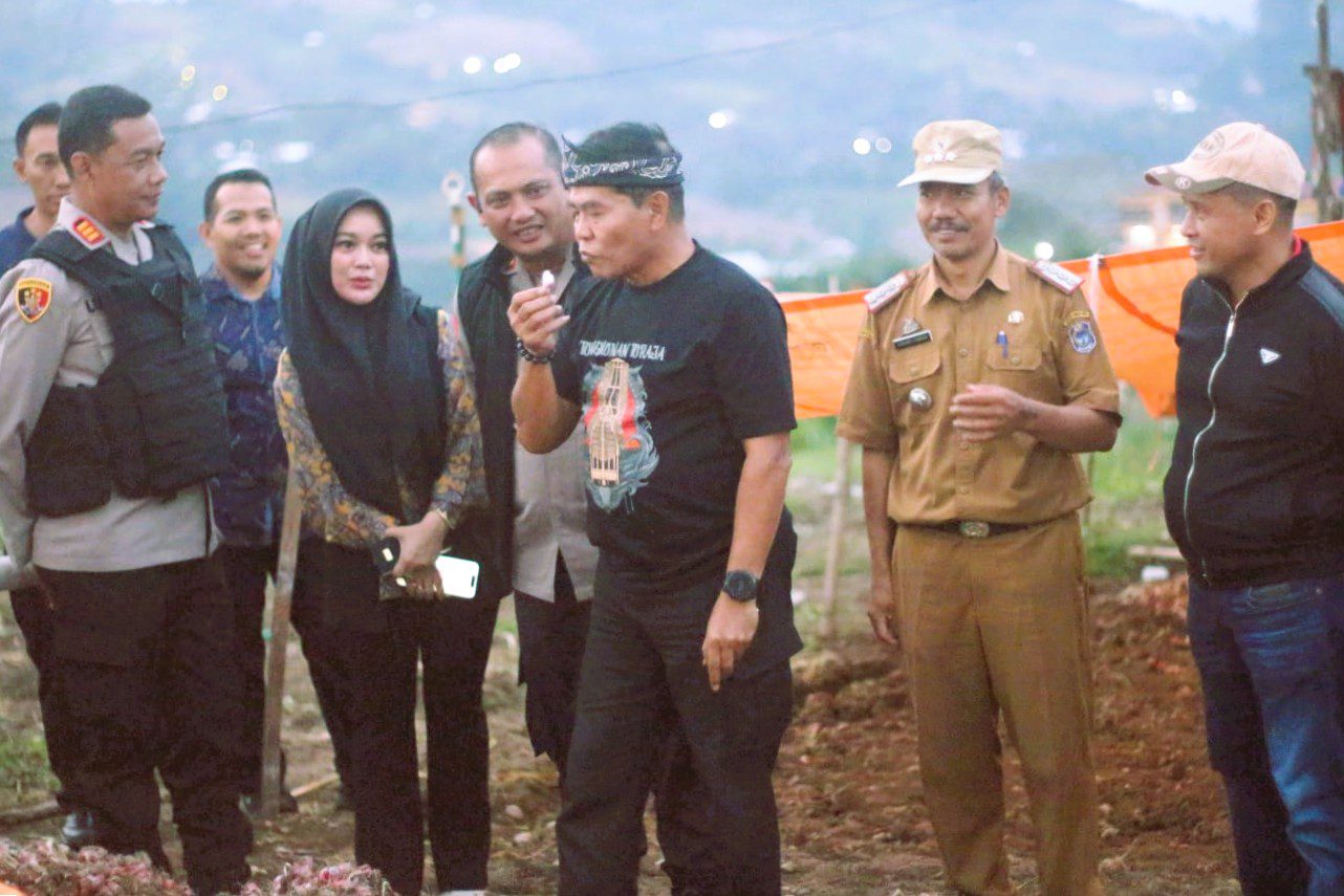 Gubernur Kaltara Kunjungi Kebun Bawang di Enrekang, Bahas Kerja Sama Antar Daerah 2 Gubernur Kaltara Kunjungi Kebun Bawang di Enrekang, Bahas Kerja Sama Antar Daerah