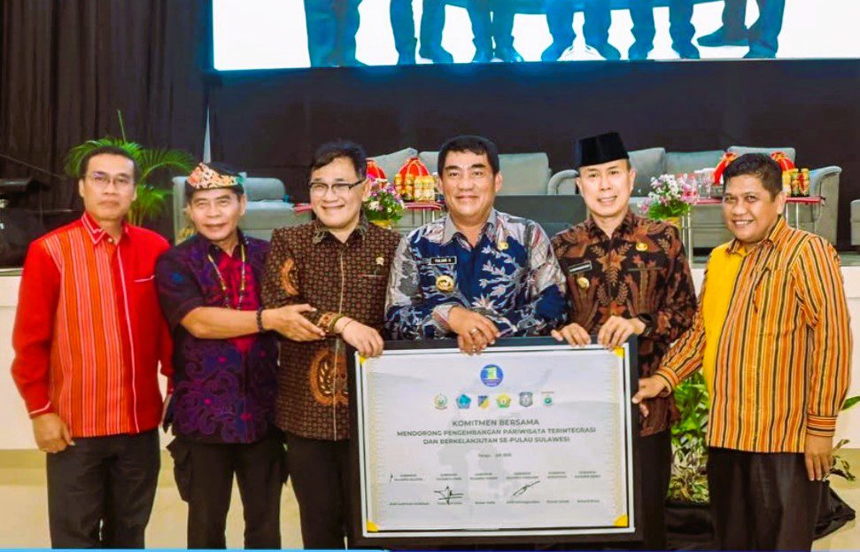 Hadiri The Legend of Pongtiku di Toraja, Gubernur ASR Dorong Kerja Sama Gubernur se-Sulawesi Bangun Konektivitas Pariwisata 2 Hadiri The Legend of Pongtiku di Toraja, Gubernur ASR Dorong Kerja Sama Gubernur se-Sulawesi Bangun Konektivitas Pariwisata