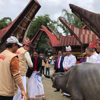 Ibadah Syukur The Legend of Pongtiku II di Pangala’: Keluarga Terima Bantuan Rp100 Juta dan Satu Ekor Kerbau untuk Gereja