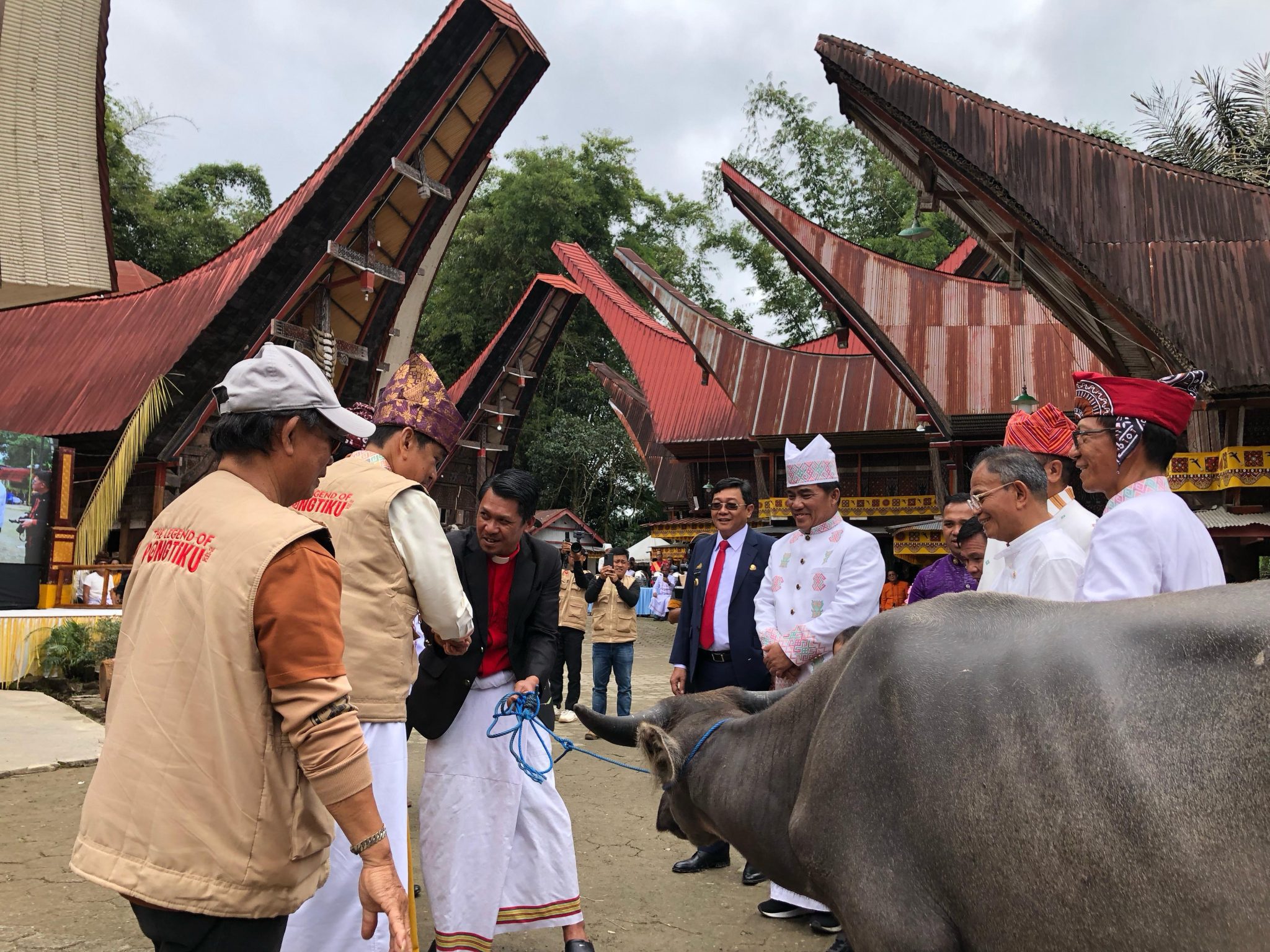 Ibadah Syukur The Legend of Pongtiku II di Pangala’: Keluarga Terima Bantuan Rp100 Juta dan Satu Ekor Kerbau untuk Gereja