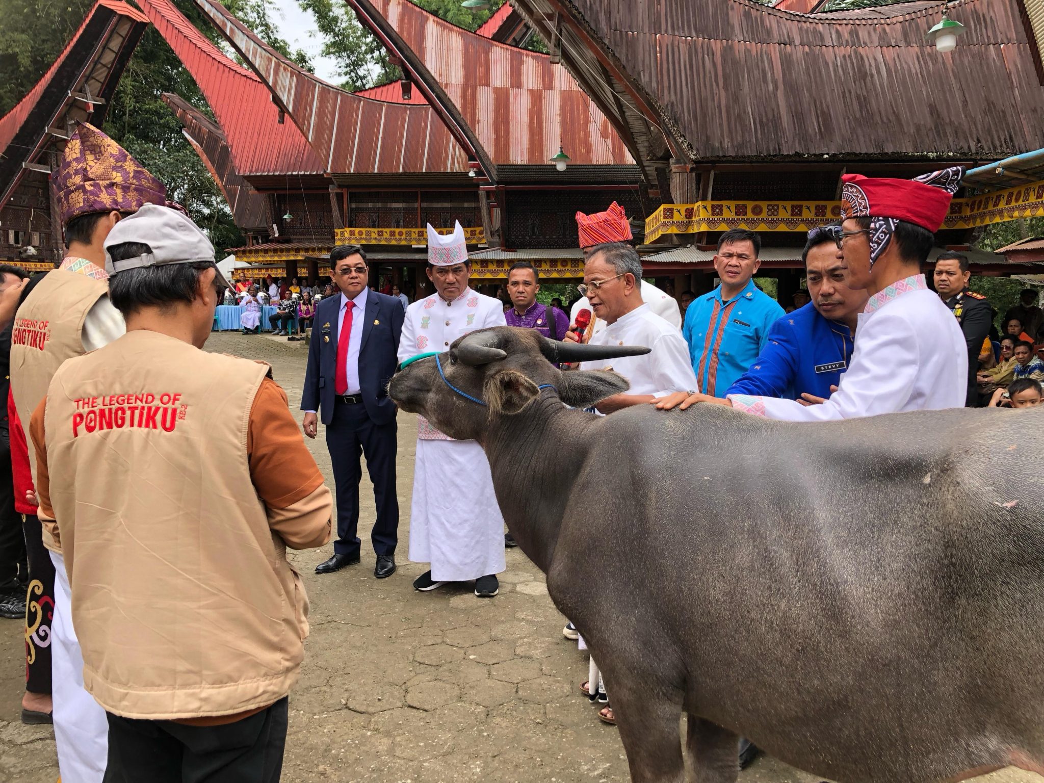 Ibadah Syukur The Legend of Pongtiku II di Pangala’: Keluarga Terima Bantuan Rp100 Juta dan Satu Ekor Kerbau untuk Gereja 2 Ibadah Syukur The Legend of Pongtiku II di Pangala’: Keluarga Terima Bantuan Rp100 Juta dan Satu Ekor Kerbau untuk Gereja