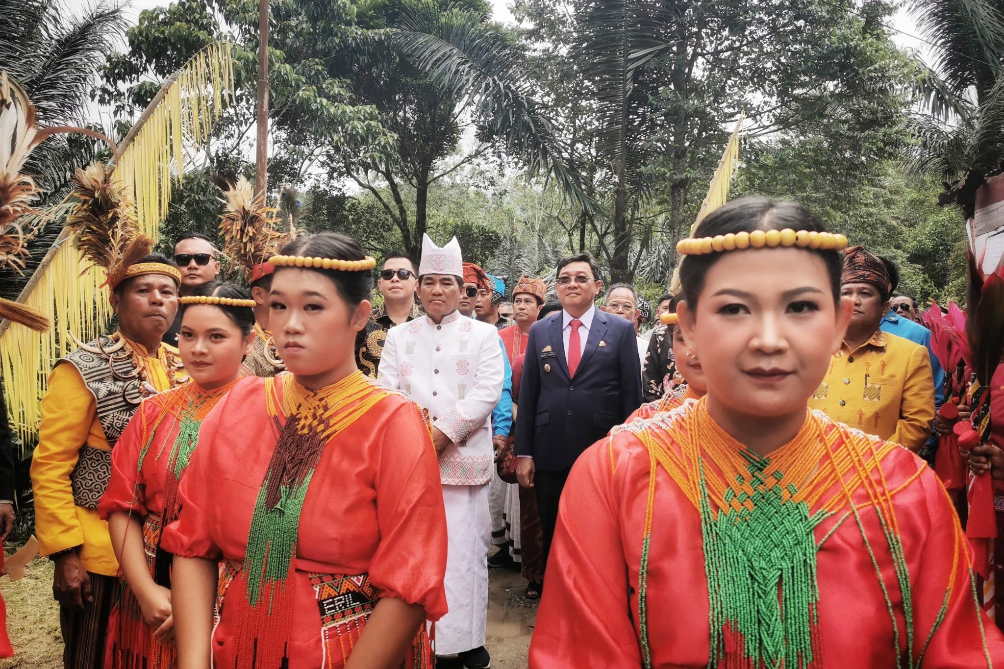 Ibadah Syukur The Legend of Pongtiku II di Pangala’: Keluarga Terima Bantuan Rp100 Juta dan Satu Ekor Kerbau untuk Gereja 3 Ibadah Syukur The Legend of Pongtiku II di Pangala’: Keluarga Terima Bantuan Rp100 Juta dan Satu Ekor Kerbau untuk Gereja