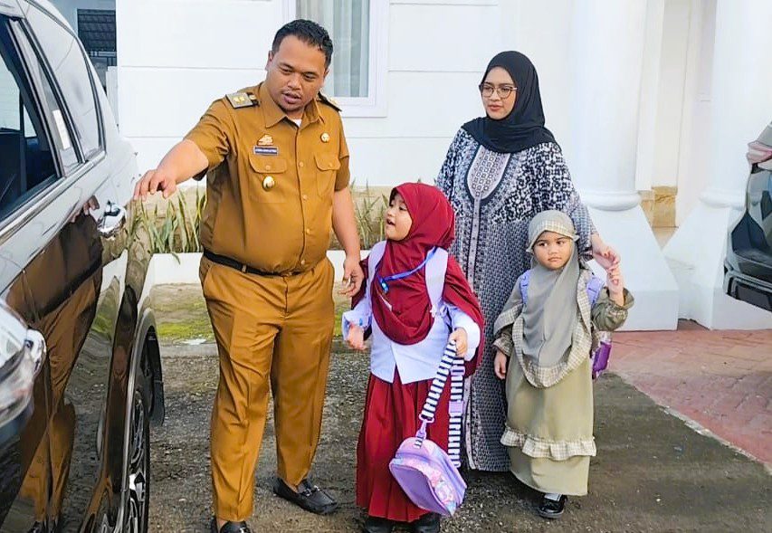 Bupati Enrekang dan Wakil Bupati Antar Anak di Hari Pertama Sekolah, Dorong Gerakan Ayah Mengantar Anak