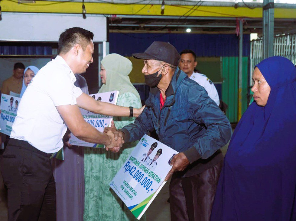 Santunan BPJS Disalurkan, Bupati Enrekang Tegaskan Komitmen Lindungi Pekerja 1 Santunan BPJS Disalurkan, Bupati Enrekang Tegaskan Komitmen Lindungi Pekerja