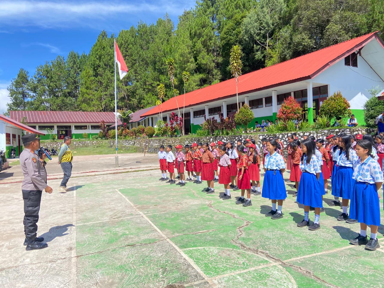 Cegah Pergaulan Bebas, Kapolsek Sanggalangi Edukasi Siswa SMPN 1 Rantebua 1 Cegah Pergaulan Bebas, Kapolsek Sanggalangi Edukasi Siswa SMPN 1 Rantebua
