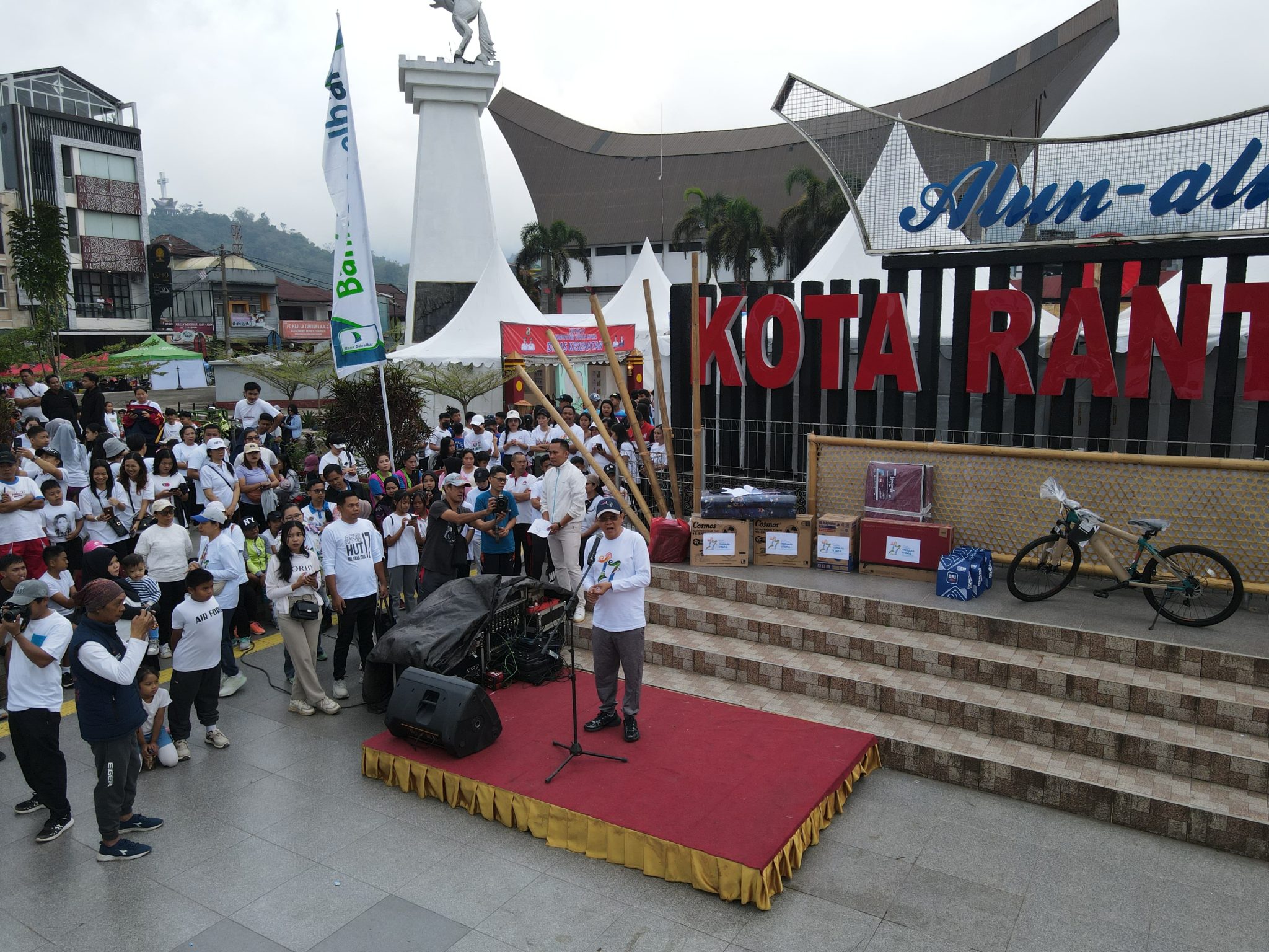 Ribuan Warga Toraja Utara Jalan Santai Anti Mager HUT ke 17, Hingga Jajan Kuliner