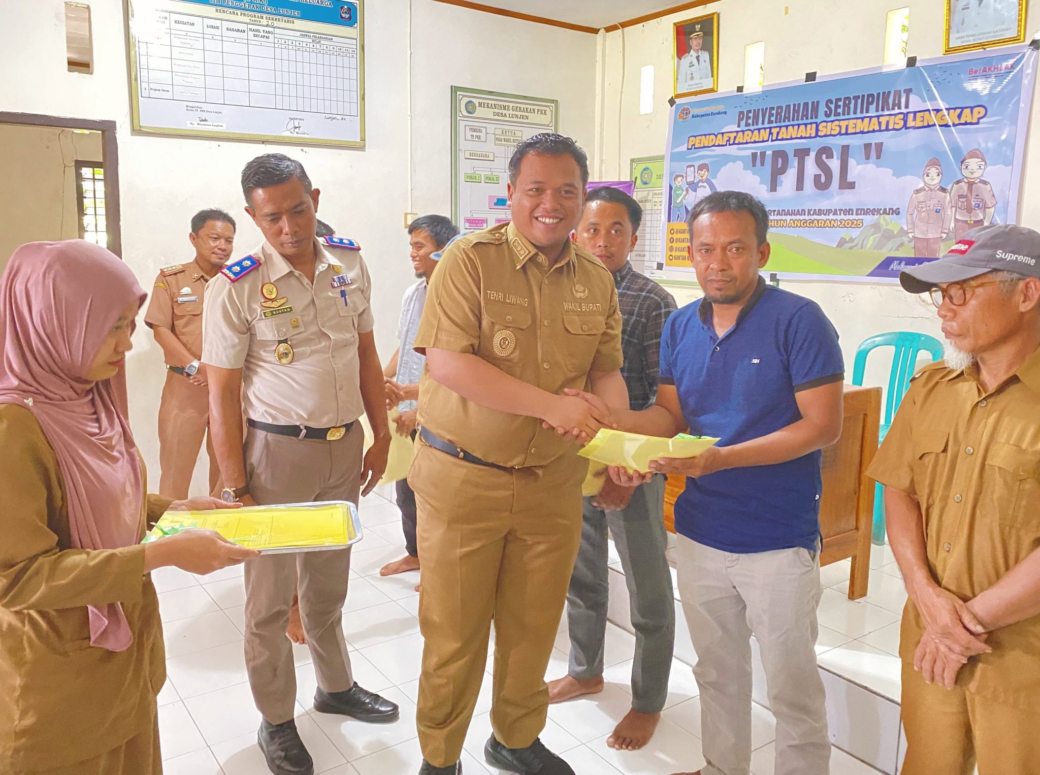 Wabup Enrekang Serahkan 300 Sertipikat PTSL untuk Warga Tirowali dan Lunjen