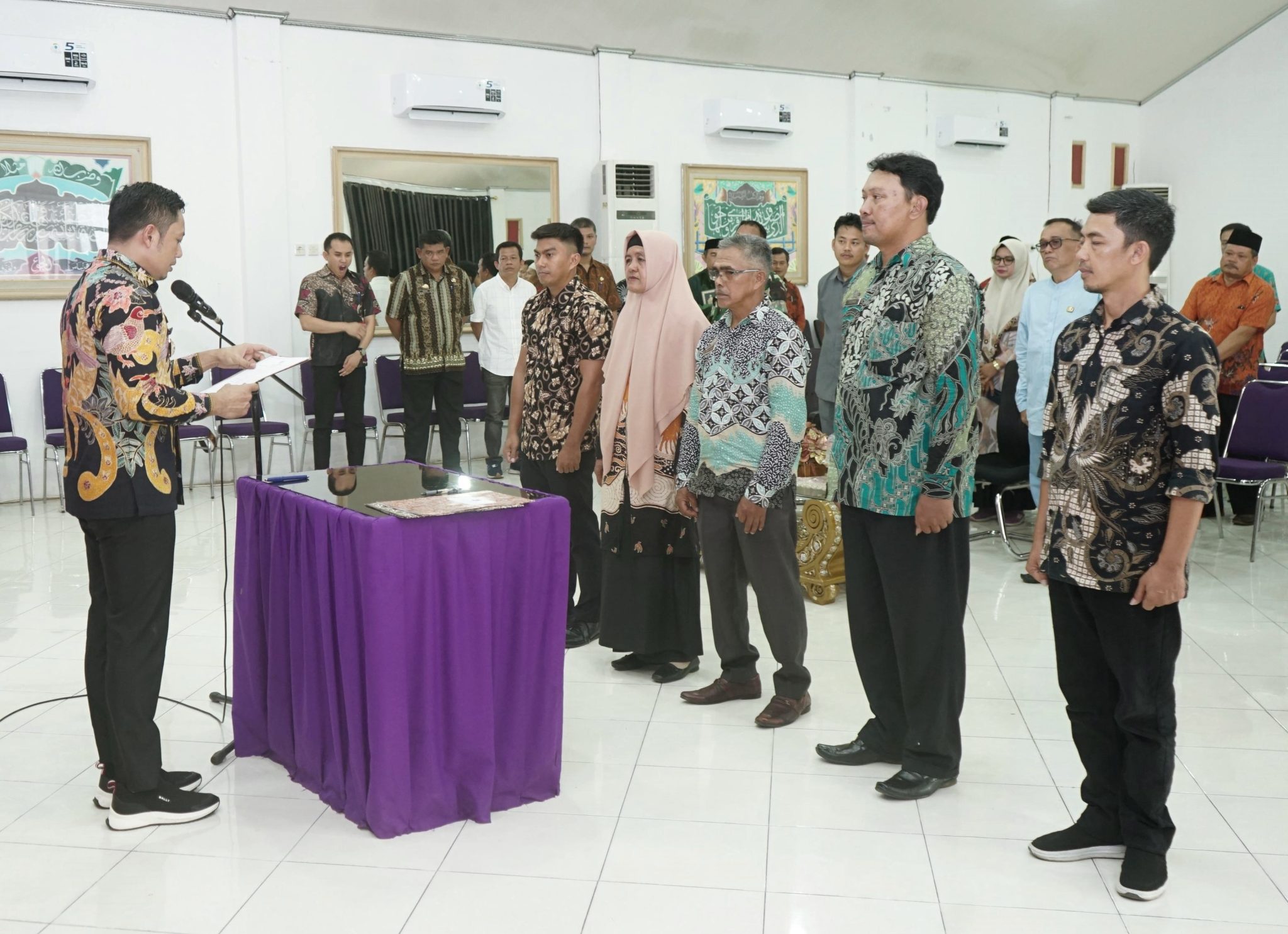Bupati Enrekang Lantik Lima Penjabat Kepala Desa 2 Bupati Enrekang Lantik Lima Penjabat Kepala Desa