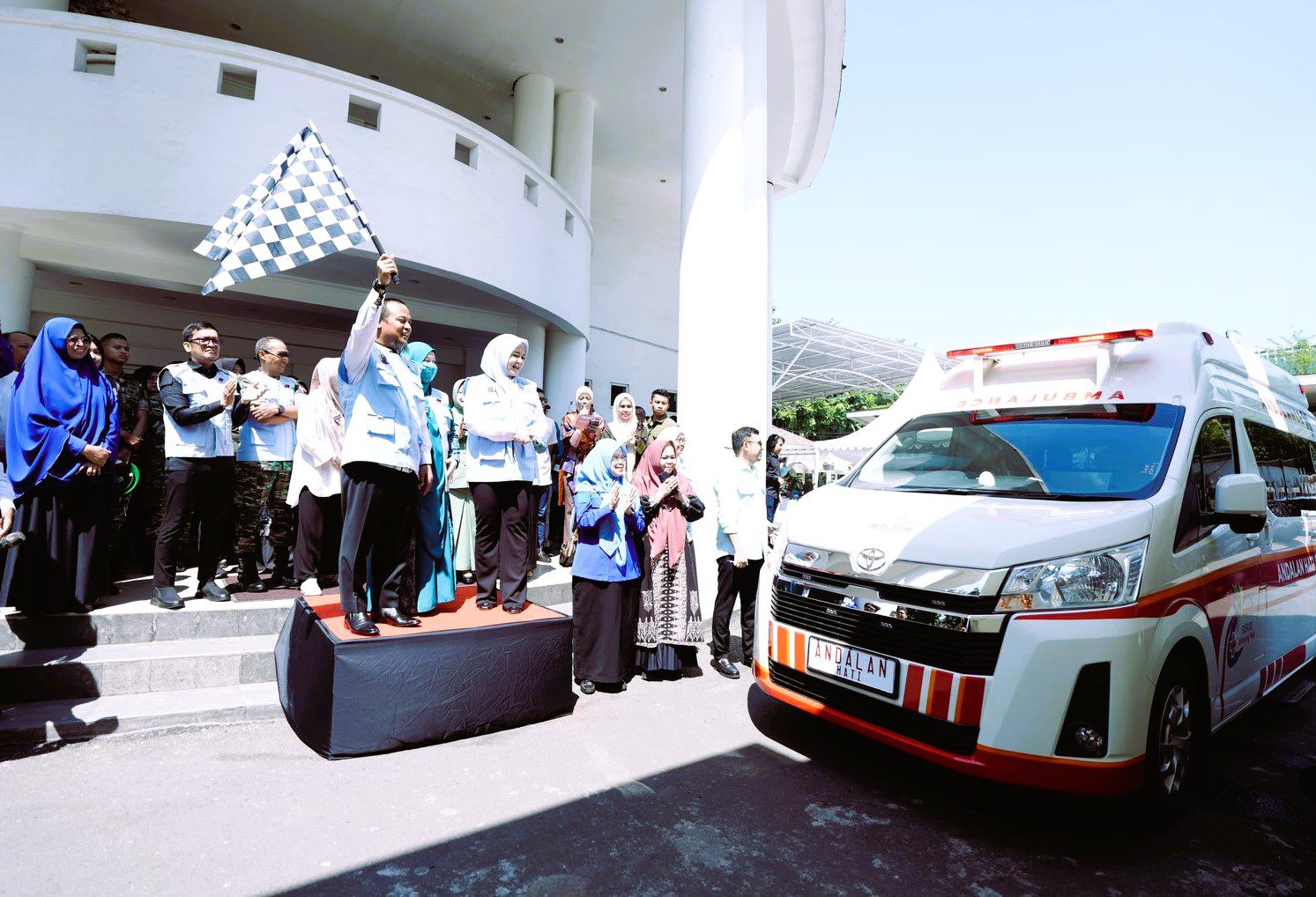 Pemprov Sulsel Luncurkan MICU, Ambulans Pertama di Sulsel dengan Ruang Operasi Lengkap