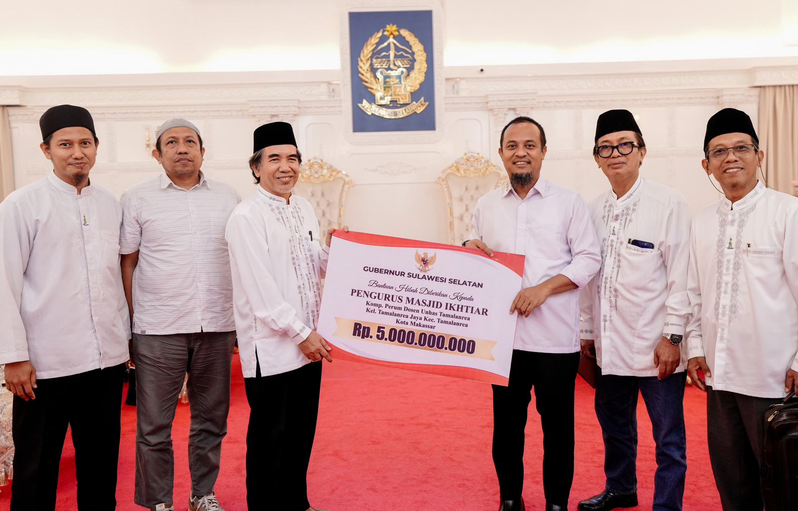 Gubernur Sulsel Serahkan Hibah Rp5 Miliar untuk Masjid Unhas