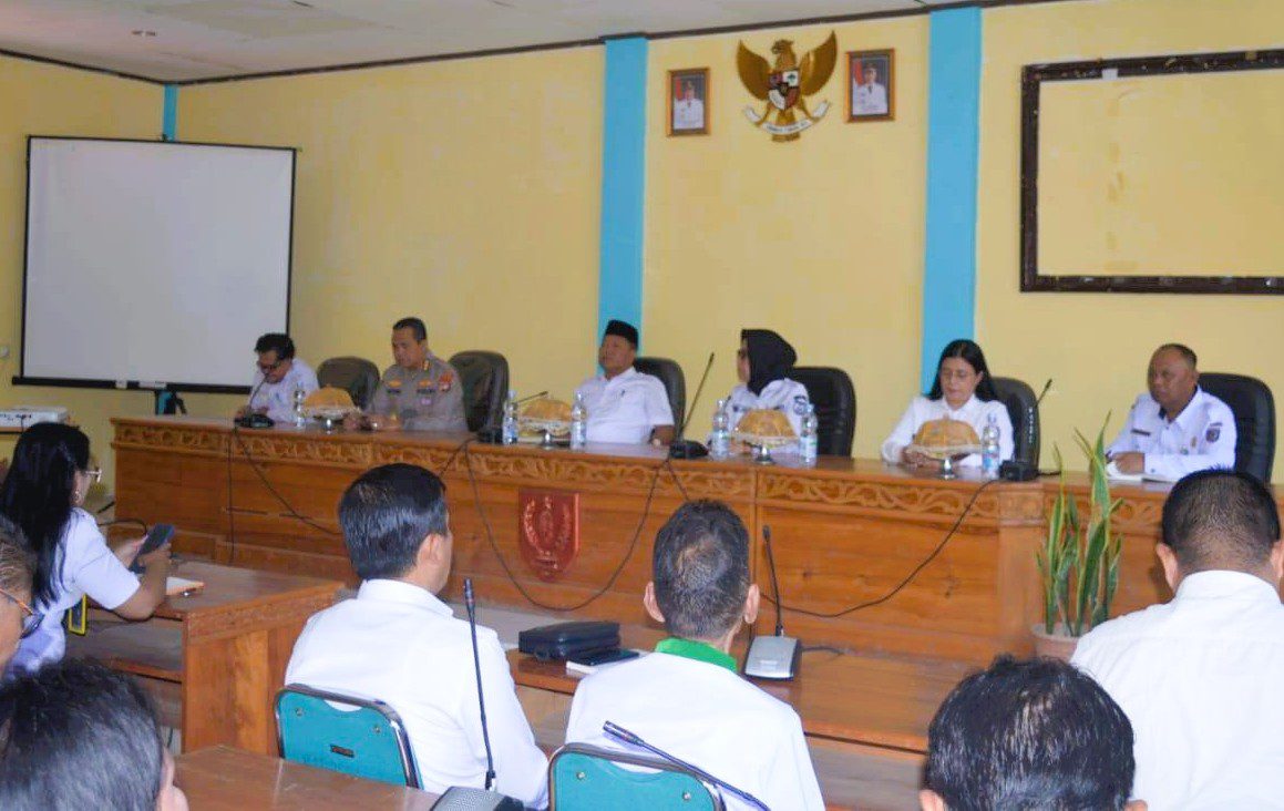 Bupati Mamasa Tegas: Kurangi Rapat, Perbanyak Aksi Tangani Stunting dan Kemiskinan 2 Bupati Mamasa Tegas: Kurangi Rapat, Perbanyak Aksi Tangani Stunting dan Kemiskinan