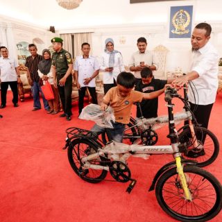 Dua Bocah Pemungut Sisa Kue di Gowa Dihadiahi Sepeda oleh Gubernur Sulsel