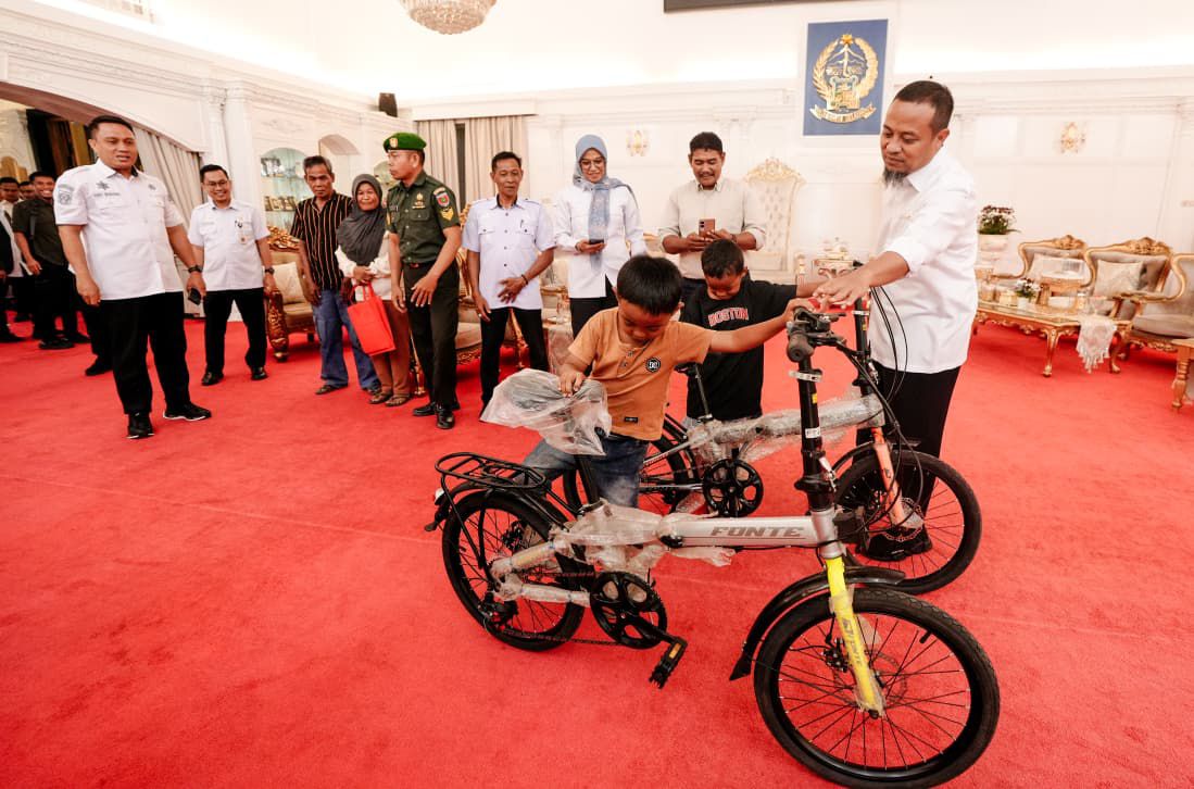 Dua Bocah Pemungut Sisa Kue di Gowa Dihadiahi Sepeda oleh Gubernur Sulsel