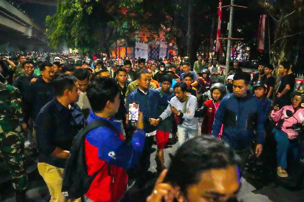 Andi Sudirman Temui Massa Aksi: Mari Jaga Keamanan Sulsel