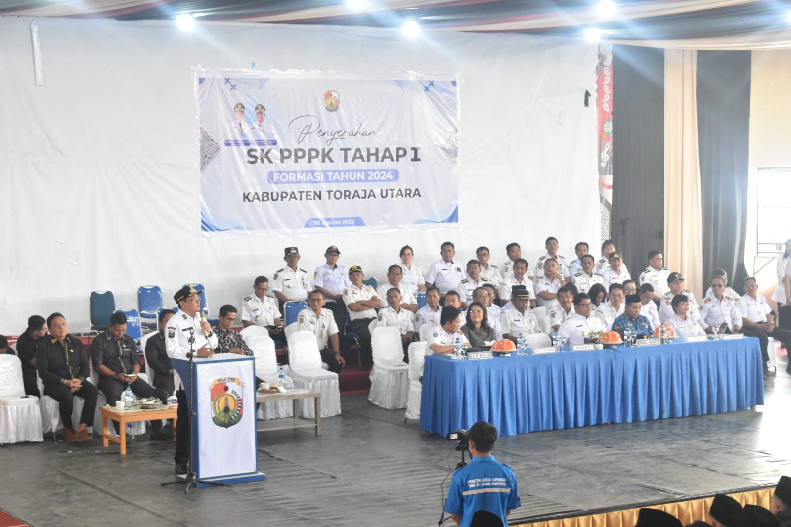 1.300 PPPK Tahap I Toraja Utara Terima SK, Diinstruksikan Kibarkan Bendera dan Tanam Pohon 3 1.300 PPPK Tahap I Toraja Utara Terima SK, Diinstruksikan Kibarkan Bendera dan Tanam Pohon