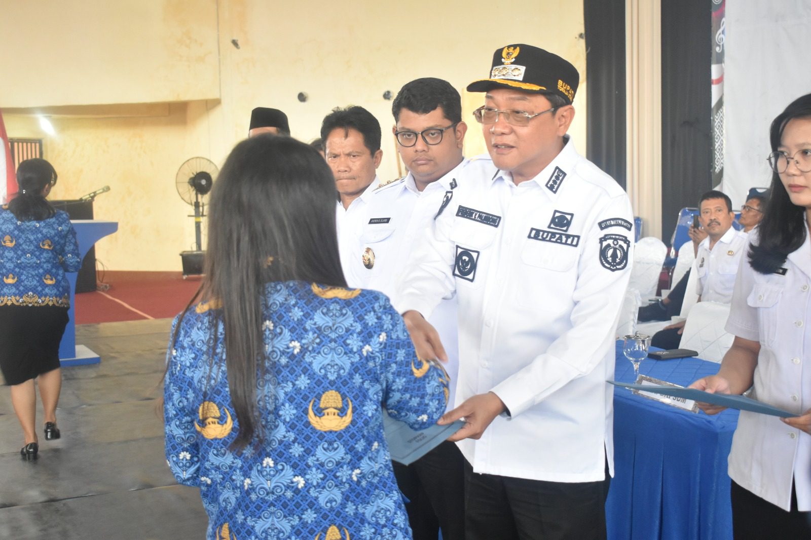 1.300 PPPK Tahap I Toraja Utara Terima SK, Diinstruksikan Kibarkan Bendera dan Tanam Pohon 2 1.300 PPPK Tahap I Toraja Utara Terima SK, Diinstruksikan Kibarkan Bendera dan Tanam Pohon