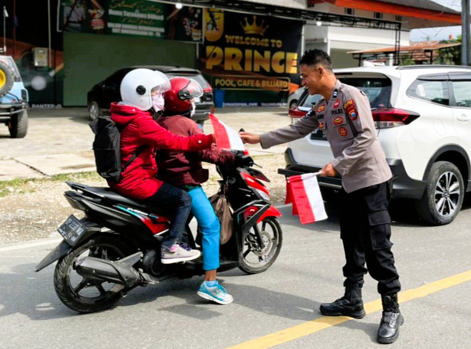 Gerakan Sulsel Merah Putih, Polres Toraja Utara Bagikan Bendera Gratis hingga 17 Agustus