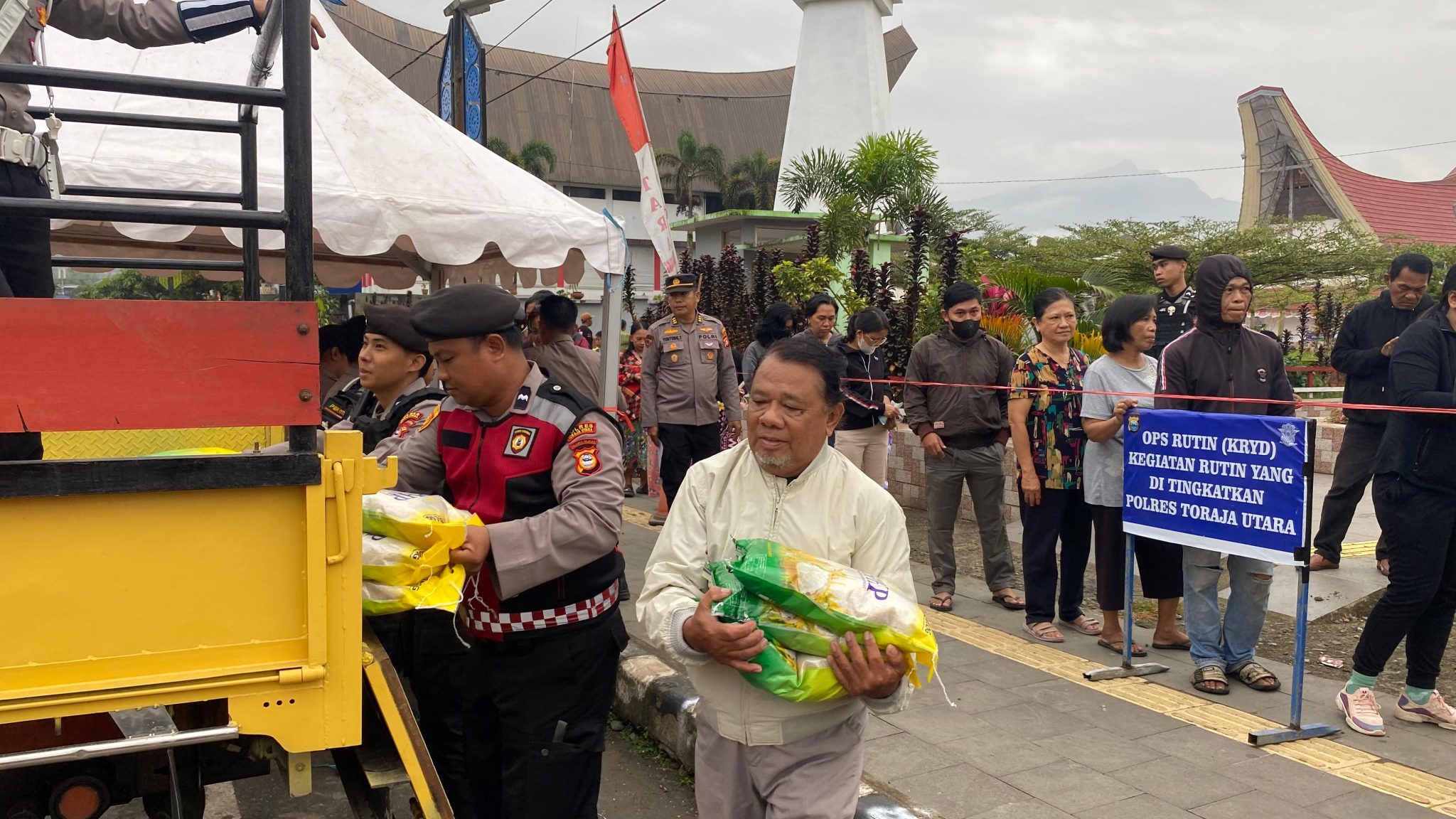 Lima Ton Beras Gerakan Pangan Mandiri Polres Toraja Utara Laris Manis di Car Free Day