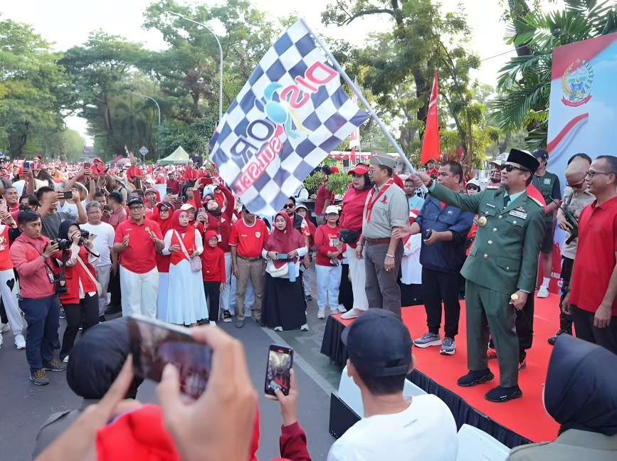 Gubernur Sulsel Andi Sudirman Kenakan Kostum Bung Karno Saat Lepas Jalan Sehat dan Kirab Karnaval HUT ke-80 RI 3 Gubernur Sulsel Andi Sudirman Kenakan Kostum Bung Karno Saat Lepas Jalan Sehat dan Kirab Karnaval HUT ke-80 RI
