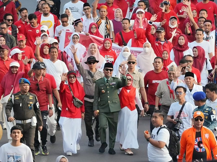 Gubernur Sulsel Andi Sudirman Kenakan Kostum Bung Karno Saat Lepas Jalan Sehat dan Kirab Karnaval HUT ke-80 RI 2 Gubernur Sulsel Andi Sudirman Kenakan Kostum Bung Karno Saat Lepas Jalan Sehat dan Kirab Karnaval HUT ke-80 RI