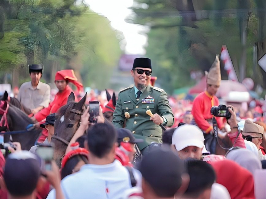 Gubernur Sulsel Andi Sudirman Kenakan Kostum Bung Karno Saat Lepas Jalan Sehat dan Kirab Karnaval HUT ke-80 RI