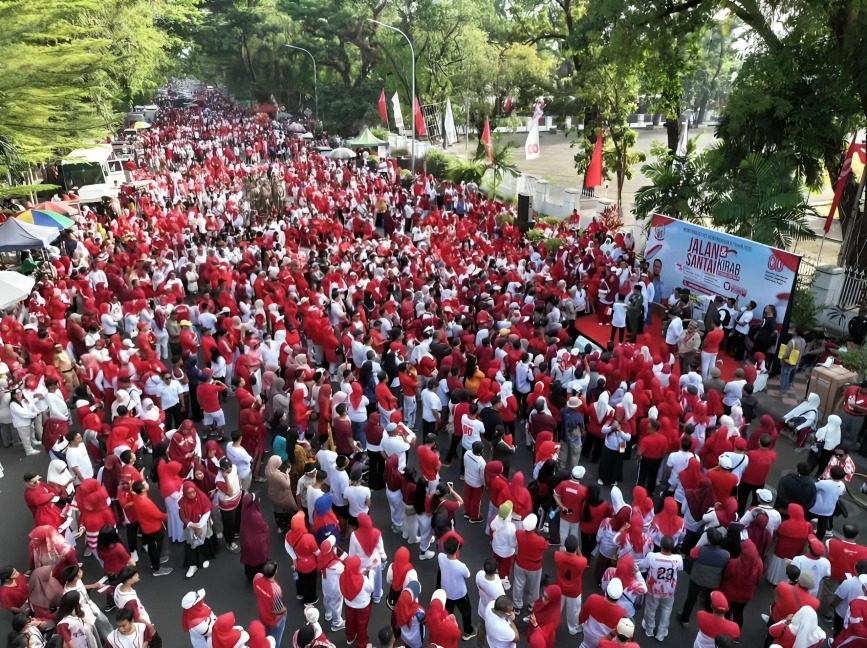 Gubernur Sulsel Andi Sudirman Kenakan Kostum Bung Karno Saat Lepas Jalan Sehat dan Kirab Karnaval HUT ke-80 RI 5 Gubernur Sulsel Andi Sudirman Kenakan Kostum Bung Karno Saat Lepas Jalan Sehat dan Kirab Karnaval HUT ke-80 RI