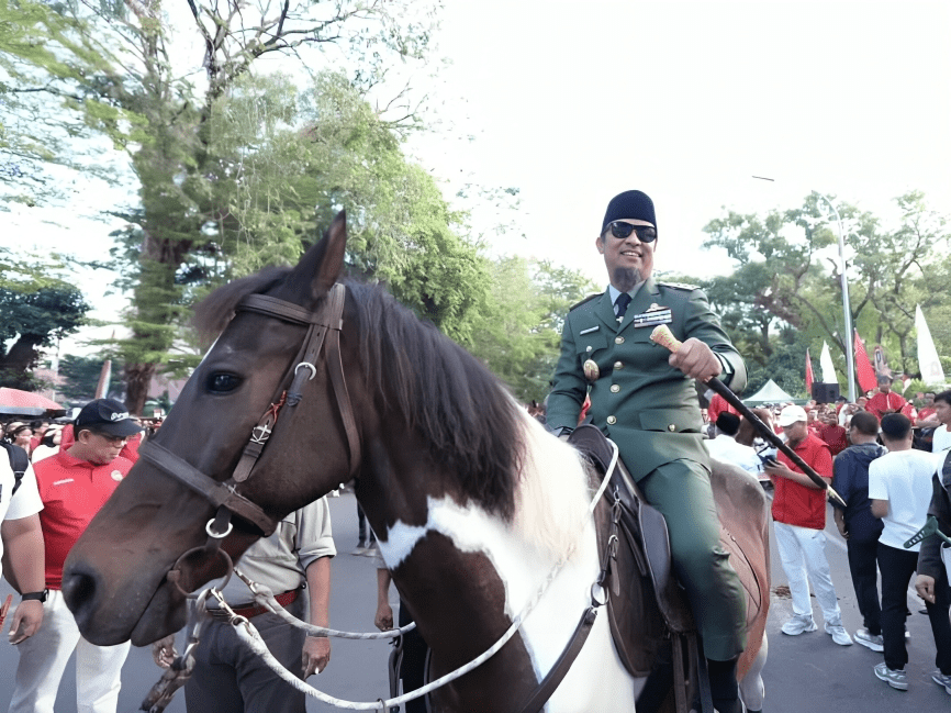 Gubernur Sulsel Andi Sudirman Kenakan Kostum Bung Karno Saat Lepas Jalan Sehat dan Kirab Karnaval HUT ke-80 RI 4 Gubernur Sulsel Andi Sudirman Kenakan Kostum Bung Karno Saat Lepas Jalan Sehat dan Kirab Karnaval HUT ke-80 RI