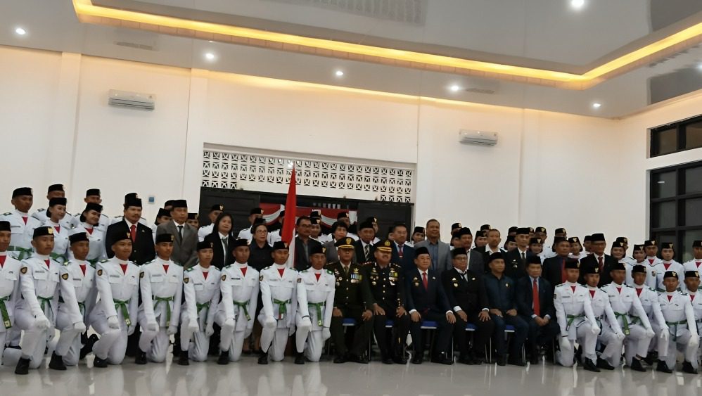 Bupati Frederik Kukuhkan 70 Anggota Paskibra Toraja Utara Bertugas di HUT ke-80 Kemerdekaan RI