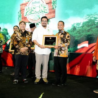 Gubernur Andi Sudirman Terima Penghargaan Perhutanan Sosial Nasional 2025