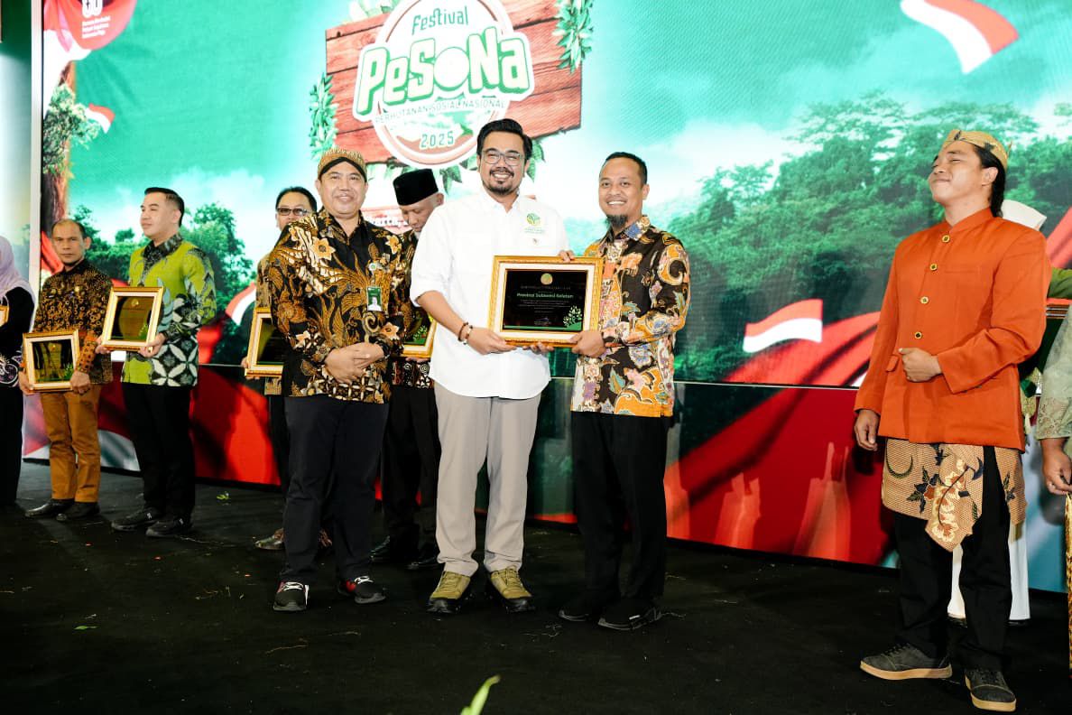 Gubernur Andi Sudirman Terima Penghargaan Perhutanan Sosial Nasional 2025