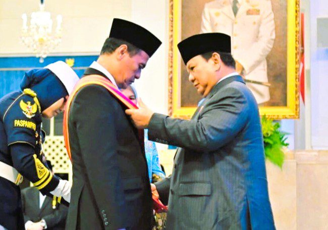 Presiden Prabowo Anugerahkan Bintang Mahaputra Adipurna kepada Mentan Amran