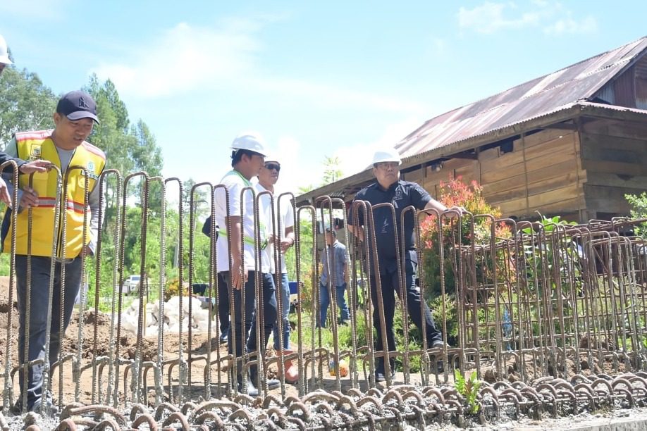 Dibangun Melalui APBD Sulsel Rp6,5 Miliar, Yosia Rinto Kadang Tinjau Pembangunan Jembatan di Malimbong Balepe