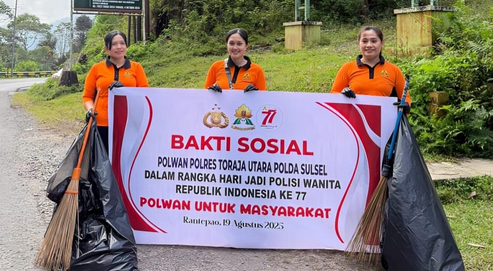 Sambut Hari Jadi ke-77, Polwan dan Bhayangkari Gelar Kerja Bakti dan Bagikan Sembako di Kaleakan