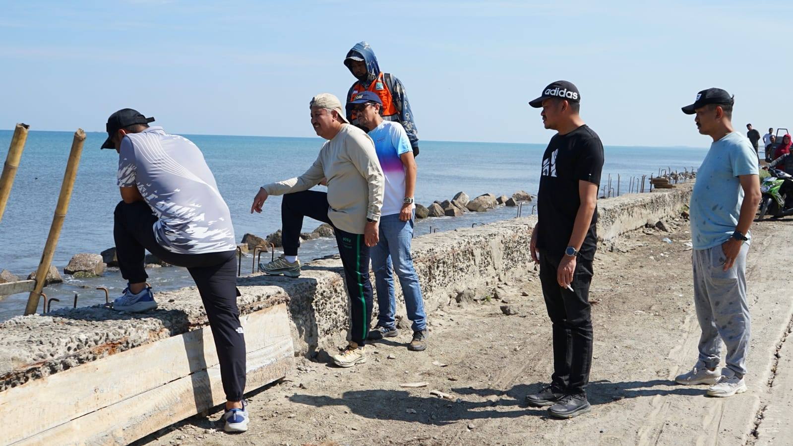Bupati Pinrang Pantau Progres Pembangunan Jalan dan Penahan Pantai Ammani Langnga