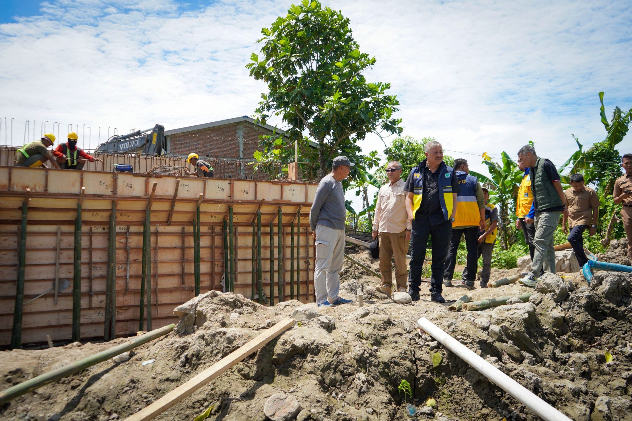 Bupati Pinrang Pantau Progres Pembangunan Infrastruktur Jalan dan Jembatan