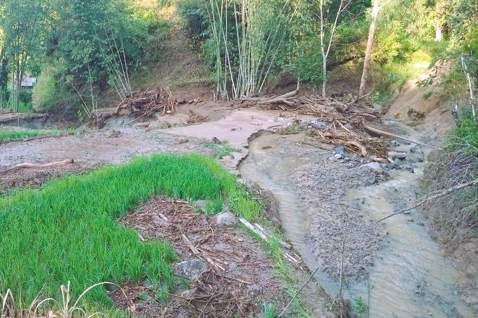 Banjir Bandang dan Longsor Terjang Desa Mannababa, Akses Jalan dan Sawah Warga Rusak Parah 1 Banjir Bandang dan Longsor Terjang Desa Mannababa, Akses Jalan dan Sawah Warga Rusak Parah