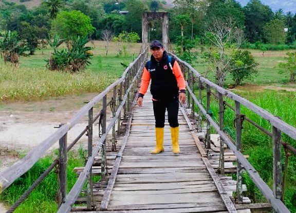 Pemerintah Desa Tungka Bersama Warga Perbaiki Jembatan Gantung di Dusun Tapuan