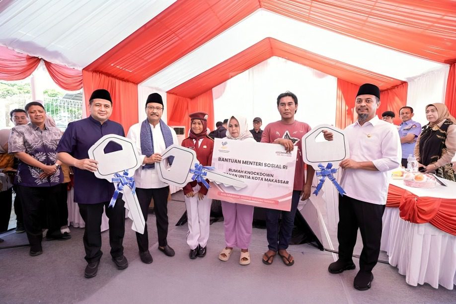 Gubernur Sulsel Dampingi Mensos Resmikan Rumah Layak Huni untuk Naila dan Warga Kurang Mampu